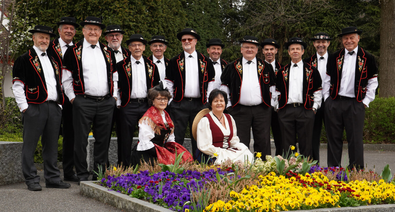 2025_04_Gruppenfoto Blumenbeet_Homepage