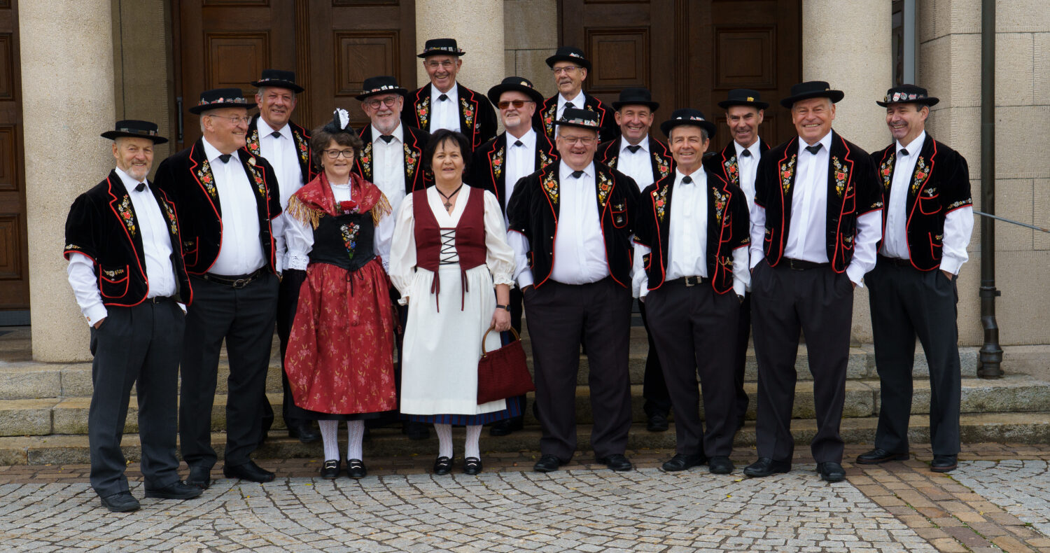 2025_04_Gruppenfoto Kirche_Homepage